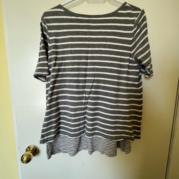 Gap Nursing/Maternity Top - Picture 3 of 3